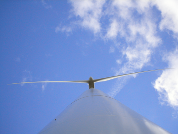 Větrná elektrárna Pavlov z podhledu (milos.kroulik, Wikimedia Commons.