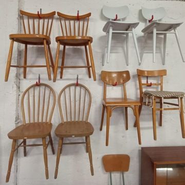 Útulek věcí - vystavené židle