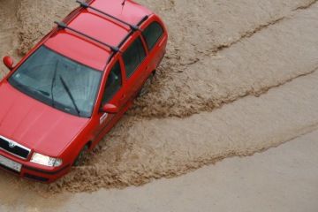 Ilustrační obrázek auto v blátě